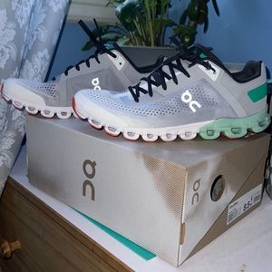 OnCloud- cloud flow sneakers, women 8.5, glacier-creek